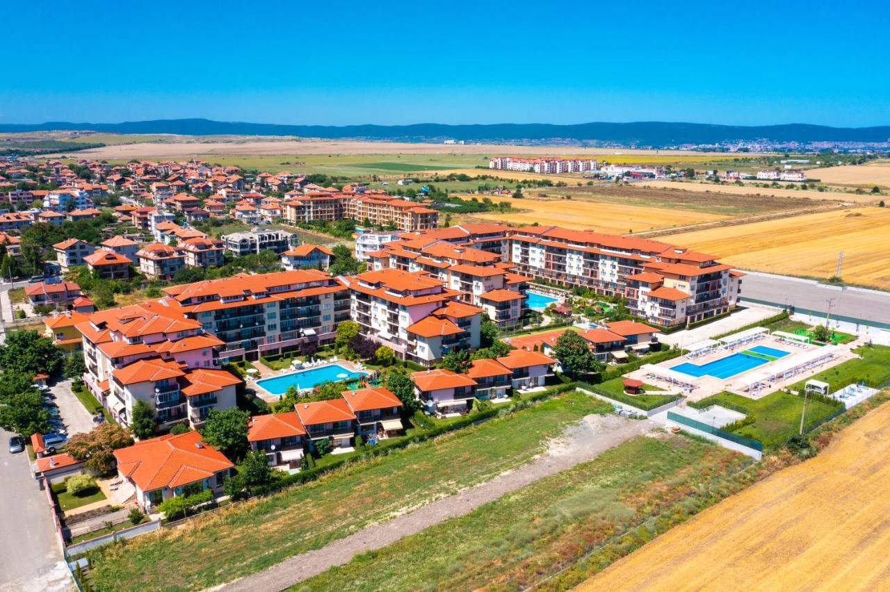 Apartcomplex Chateau أهيلوي المظهر الخارجي الصورة
