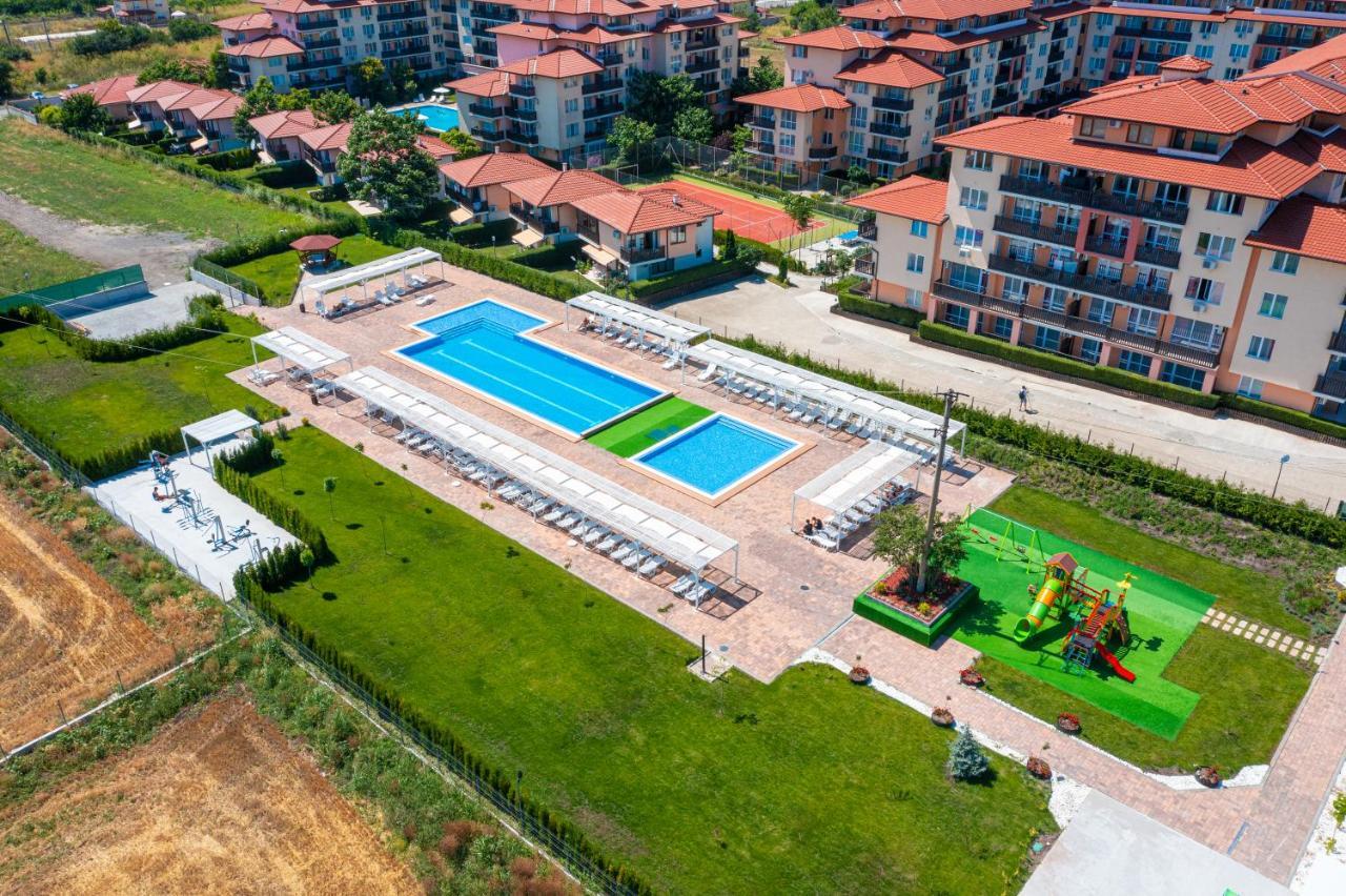 Apartcomplex Chateau أهيلوي المظهر الخارجي الصورة