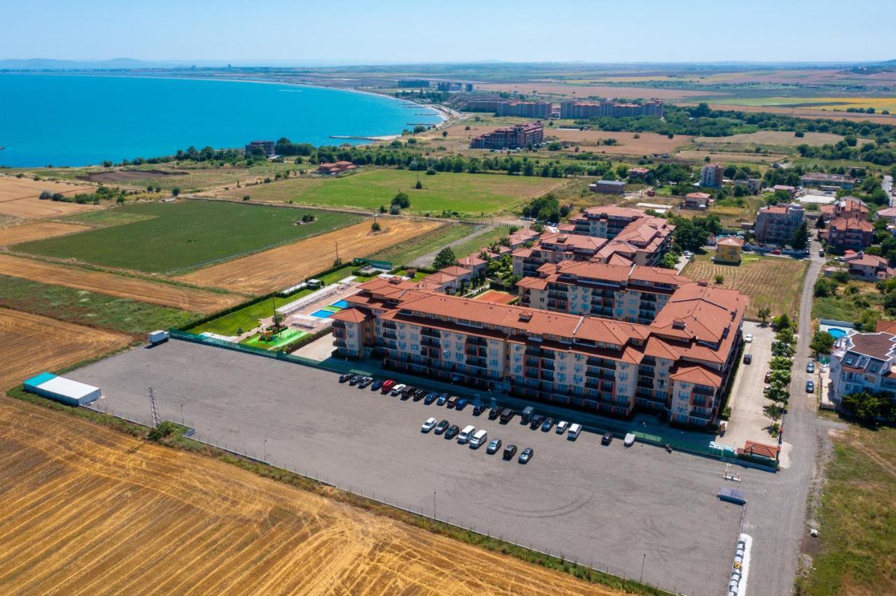 Apartcomplex Chateau أهيلوي المظهر الخارجي الصورة