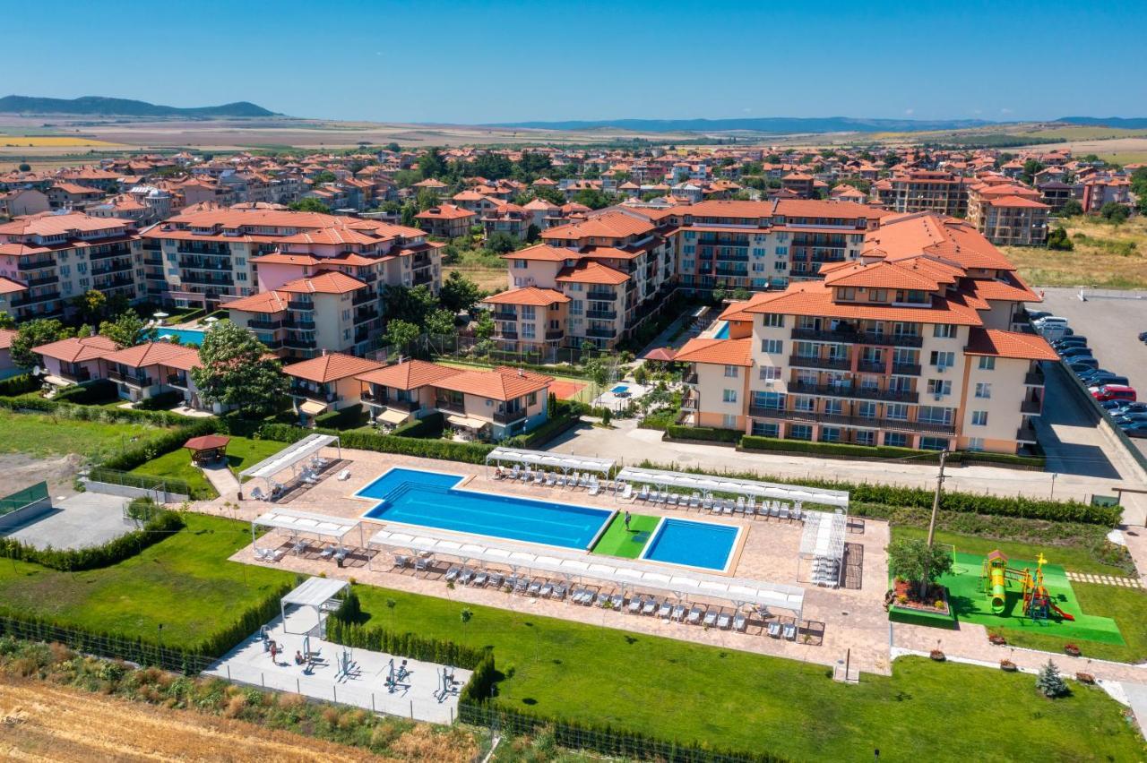 Apartcomplex Chateau أهيلوي المظهر الخارجي الصورة
